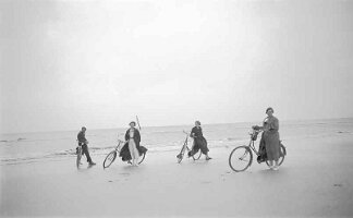 1936-05 A vier op strand 004