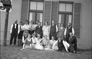 1937-16-Bruidspaar_en familie_en_gekenden_voor_ wachtpost- 06