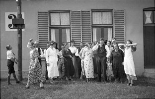 1937-16-Bruidspaar_en familie_en_gekenden_voor_ wachtpost-07
