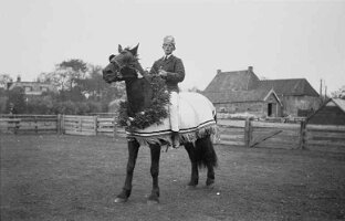 1938-04_5x_c.s._Couperes_te_paard_02