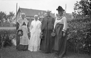 1938-05_2x_Dames_oude_klederdracht_03V1