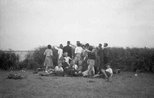 1944-04 Poelgroep bij Brekken 08