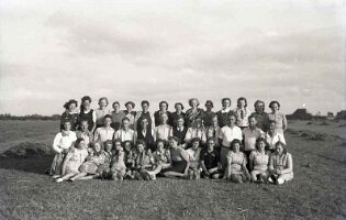 1944-06 Zangers bij Brekken 04